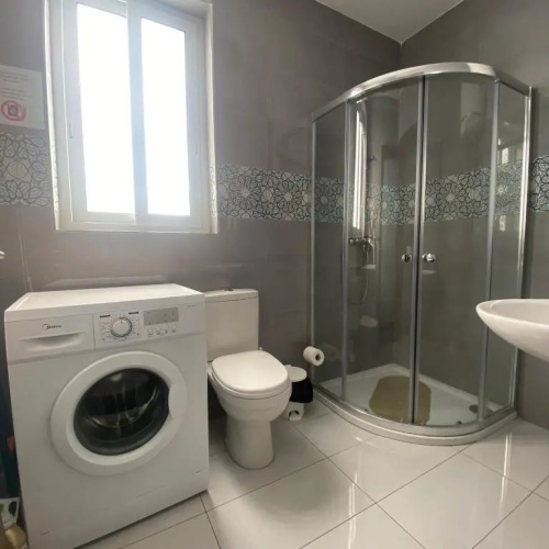 F9-2 Room 2 single beds shared bathroom in shared Flat