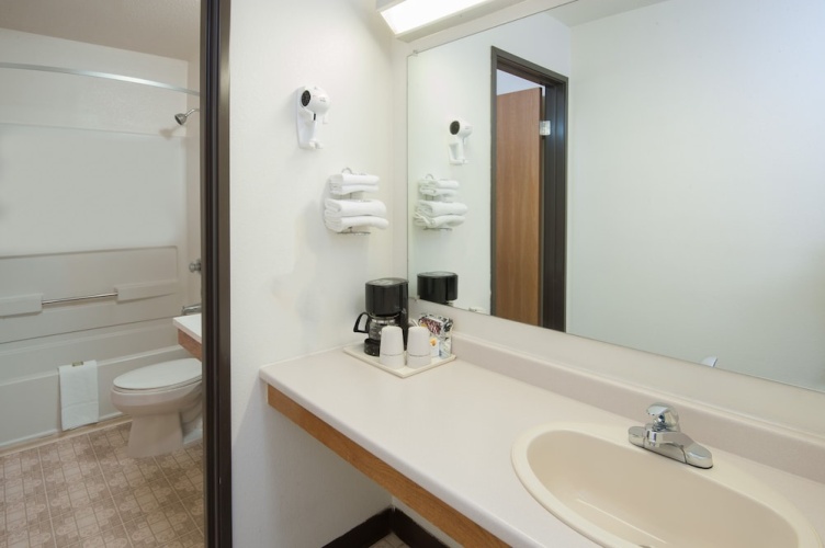 Super 8 By Wyndham Salmon Arm photo 10