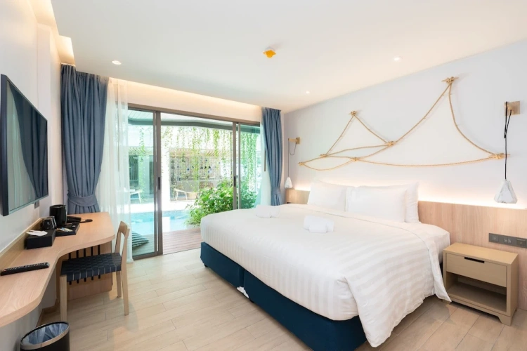 Deluxe Pool Access Double room with Partial Pool view