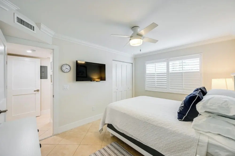 Naples Condo w/ Pool - Walk to Dining & Beach