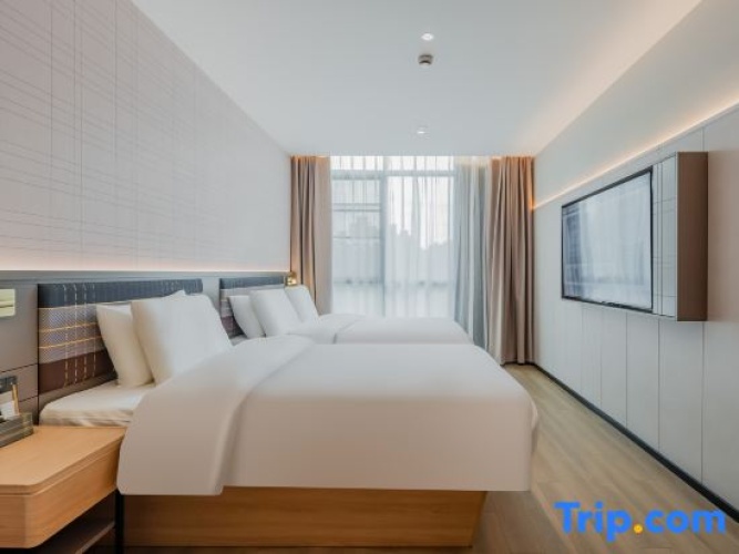 Standard Twin room with street view