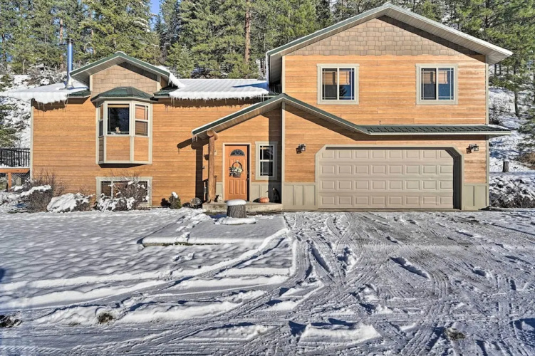 Peaceful Superior Home w/ Fire Pit & Mtn View