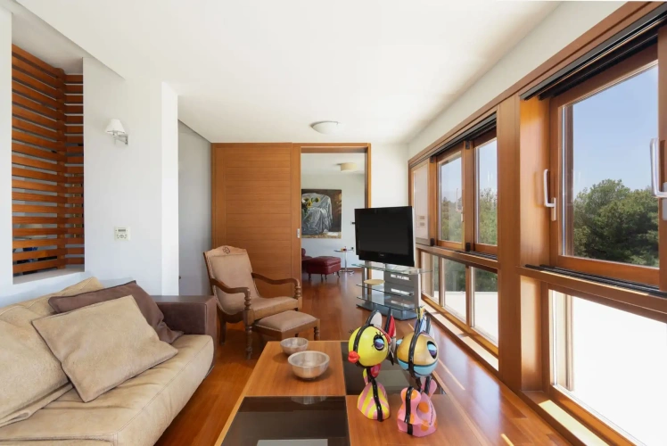 5 Bedrooms Villa