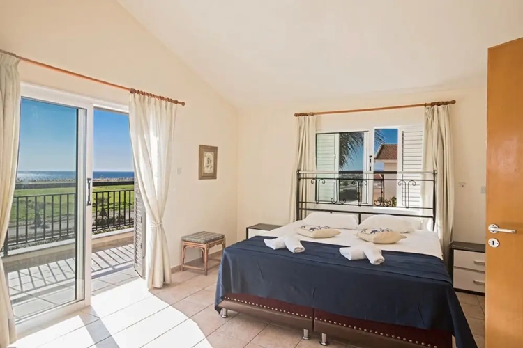 4 Bedrooms Villa
