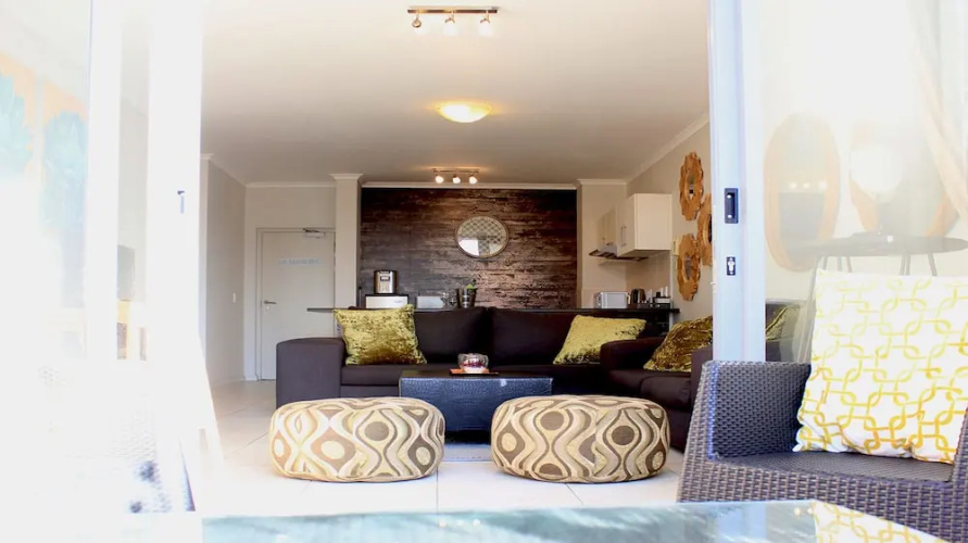 Sunlit Apartment Muizenberg Beachfront