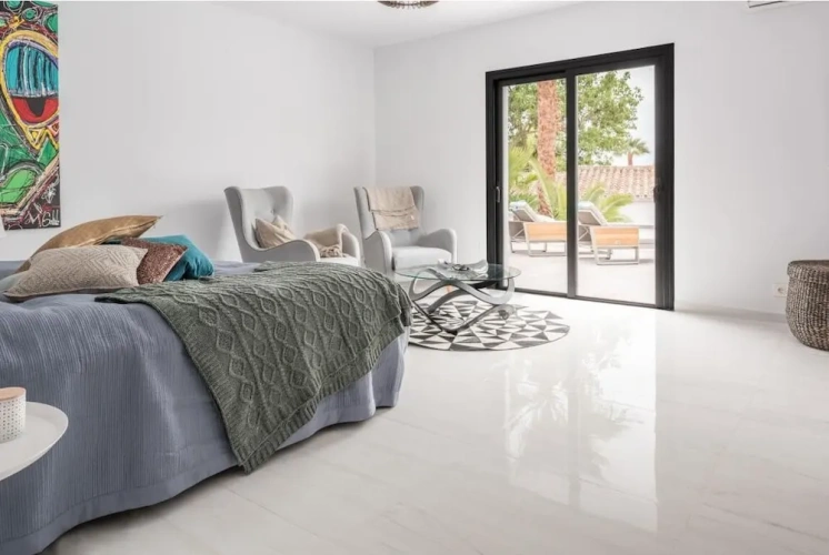 6 Bedrooms Villa