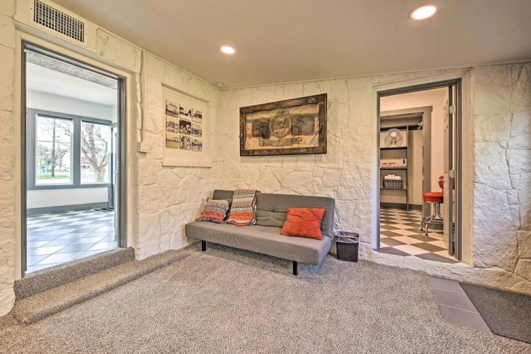 Retro Updated Blanco Abode - Steps to Main Street!