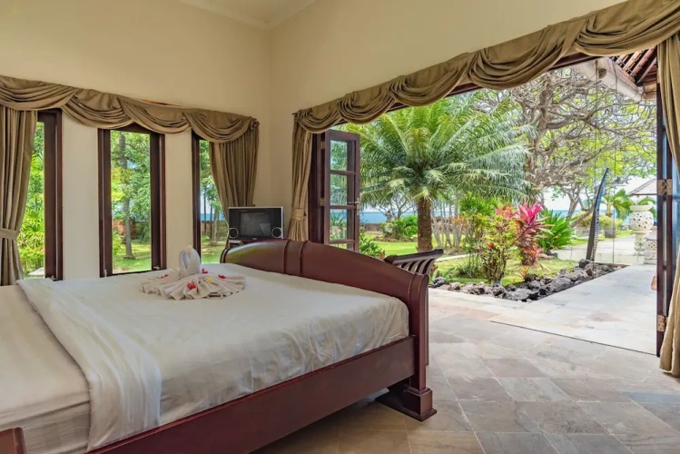 4 Bedrooms Family Villa beachfront