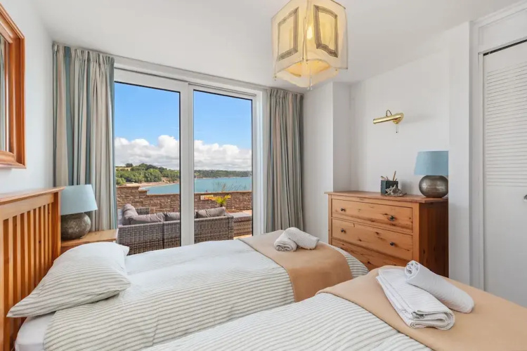 Captains View - Sea and Harbour Views Parking