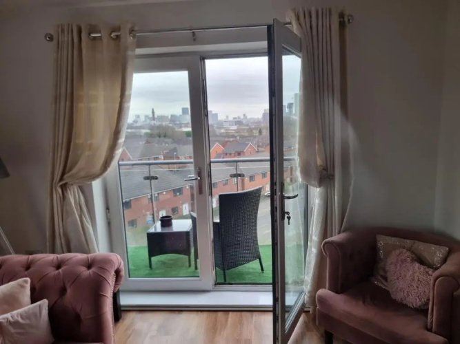 Impeccable 2-bed Apartment in Salford