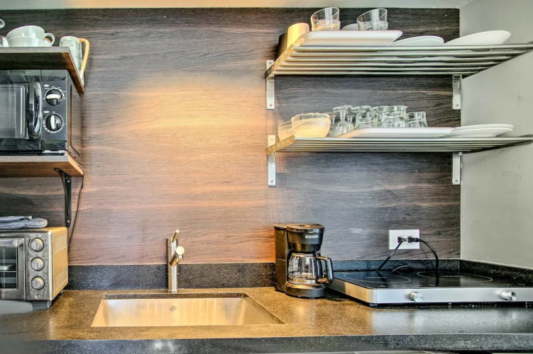 1 Mi to Deerfield Beach: Stylish Studio w/ Pool!