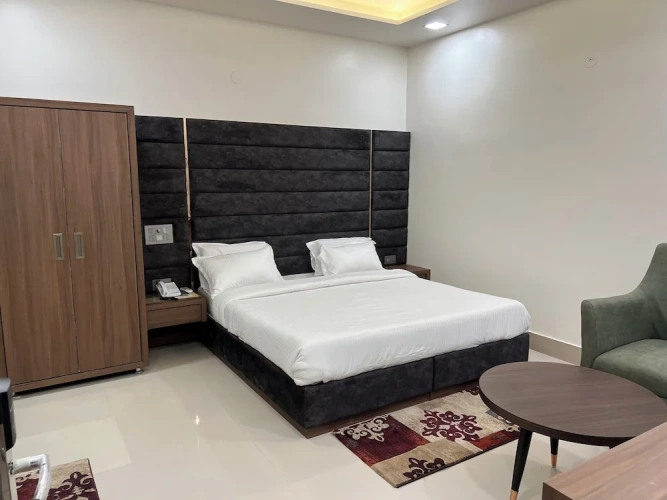 1 Bedroom Deluxe Double room with city view
