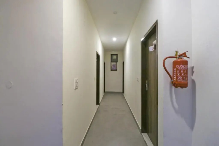 Hotel White Rose by OYO Rooms