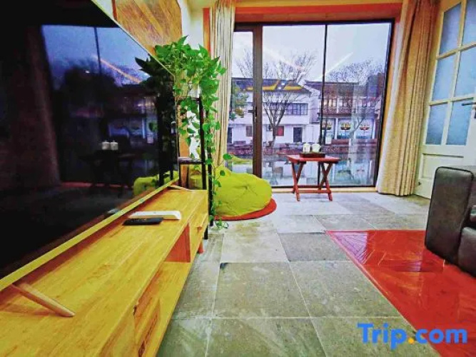 Tongli Qingyuan River View Holiday Inn