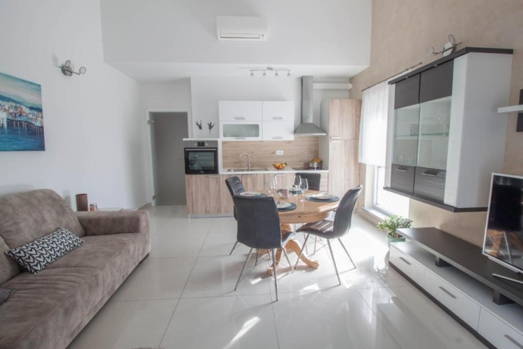 3 Bedrooms Apartment