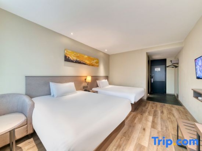 Superior Twin room with street view