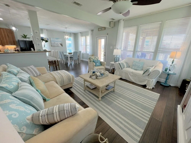 Sea-renity 3 Bedroom Home by Redawning