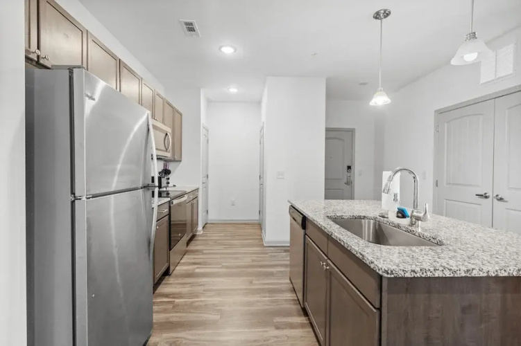 Upscale King 2BR Suite Mins to Charlotte