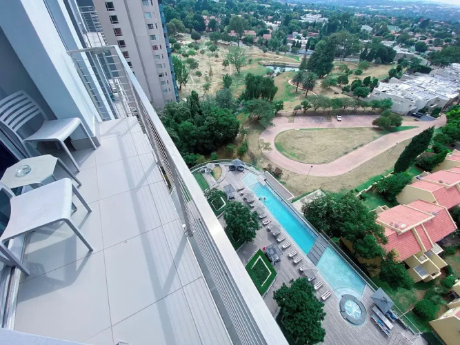 Sandtoncity-apartment-sleeps2-pool-parking