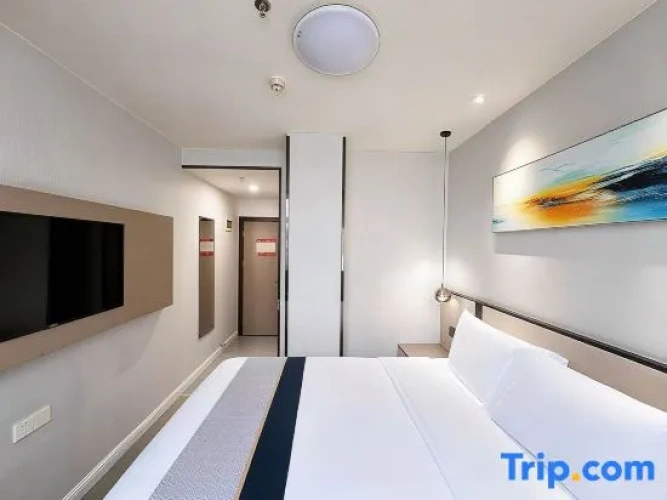 Standard Twin room with street view