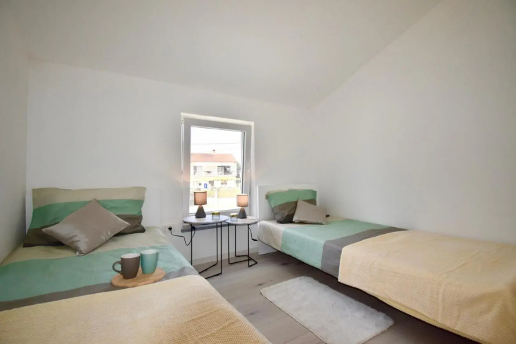 Bright and spacious apartment with grill ***