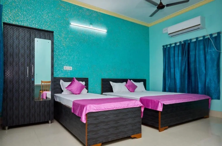 Standard Triple room