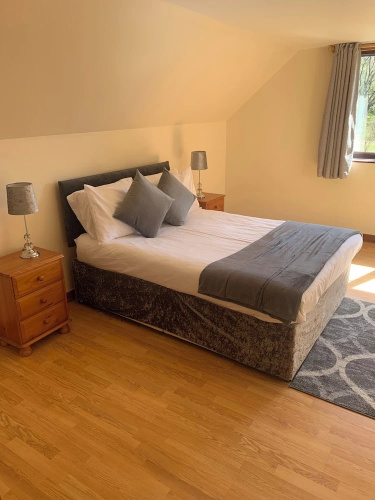 Captivating 5-bed Cottage With Private hot tub