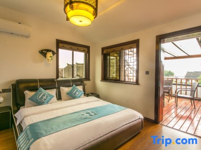Deluxe Double Suite with lake view