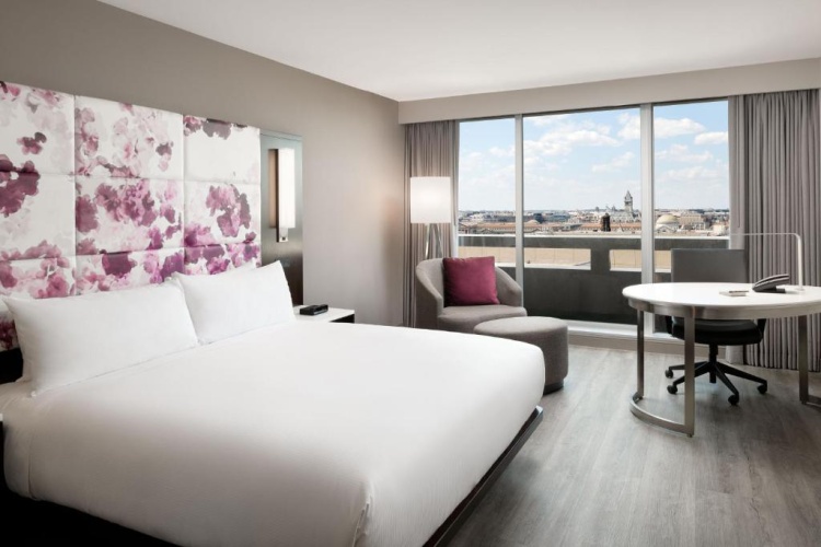 1 Bedroom Double Corner Suite with city view