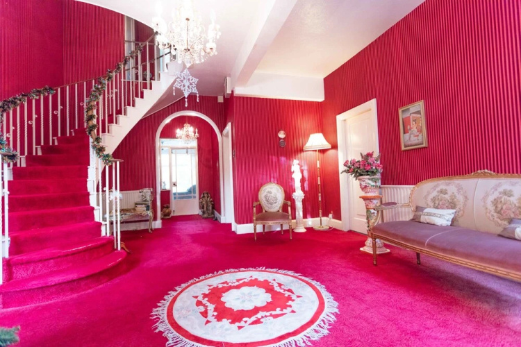 6 Bedroom Detached House