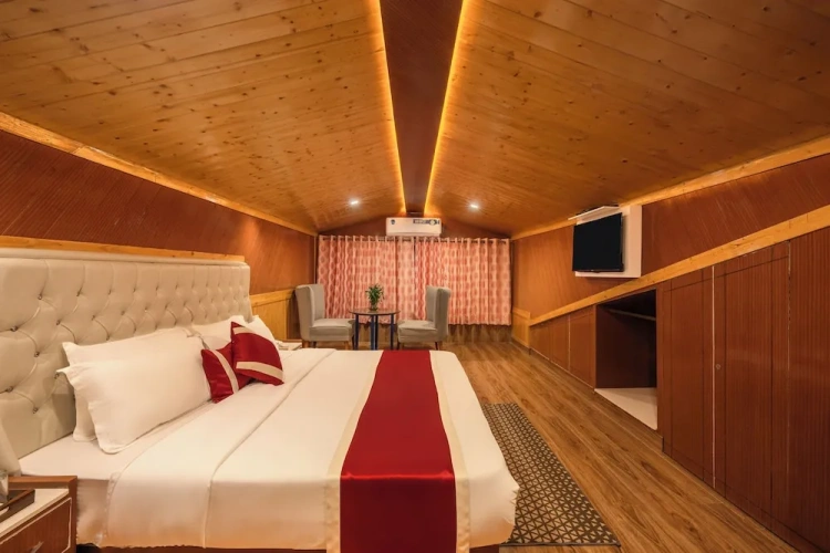 2 Bedrooms Luxury Suite with land view