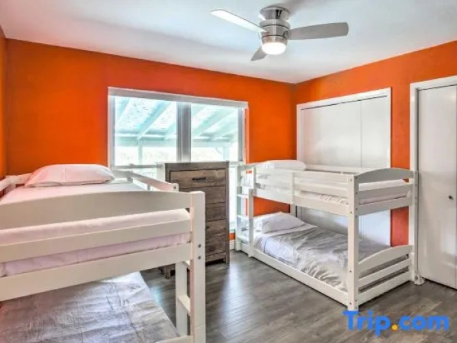 4 Bedrooms Apartment