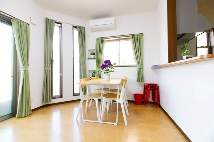 5 Bedrooms Villa