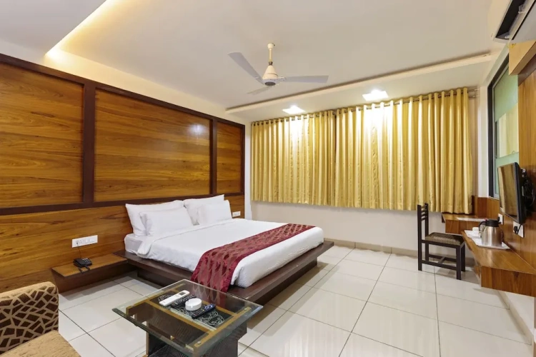 Deluxe Double room with city view