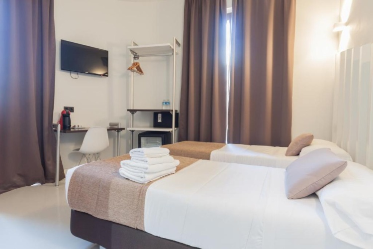 Standard Twin room with city view
