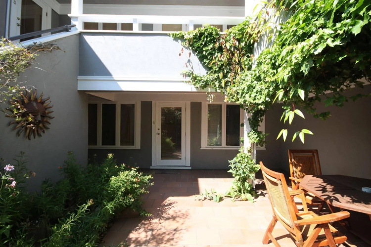 Spinnakers Brewpub & Guesthouses