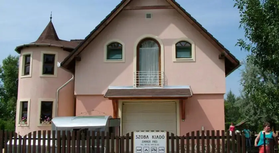 Körevár Cottage