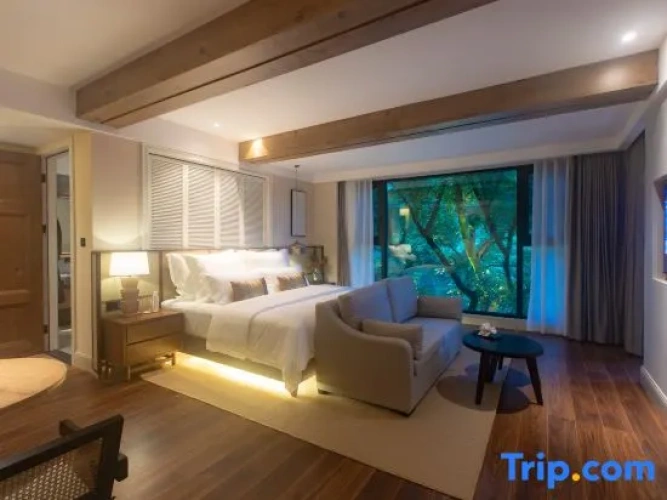 Suite with land view