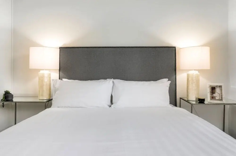 Modern 2-bed Ivanhoe Unit With Parking