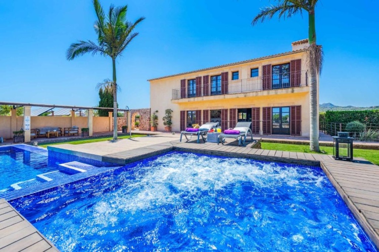 4 Bedrooms Villa