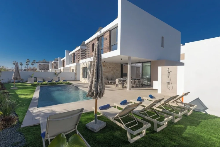 5 Bedrooms Villa with garden view