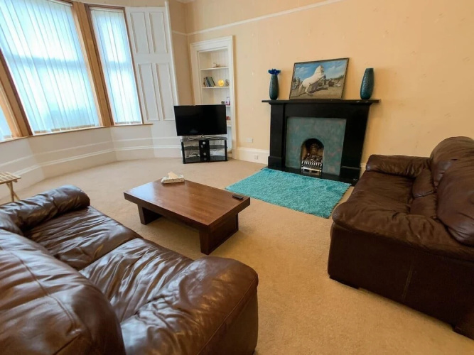 Large Glasgow South Family Home - Free Parking