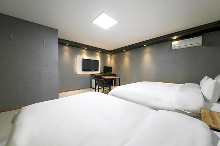 From H Sum Hotel Yuseong Branch