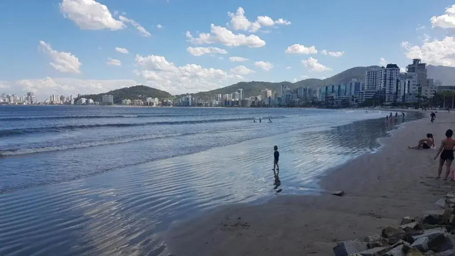 Hospedagem 20m da praia.