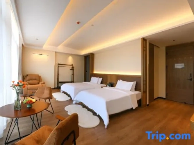 Standard Twin room with lake view