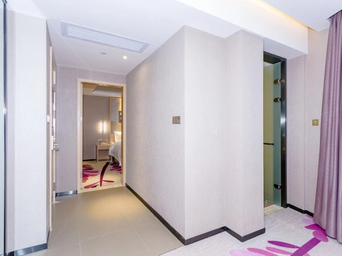 Deluxe Twin Suite with street view