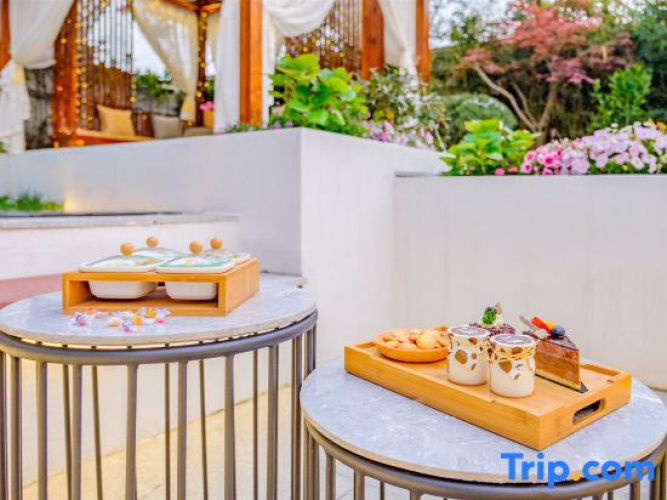 Ciyun Wanzhong Theme Hotel