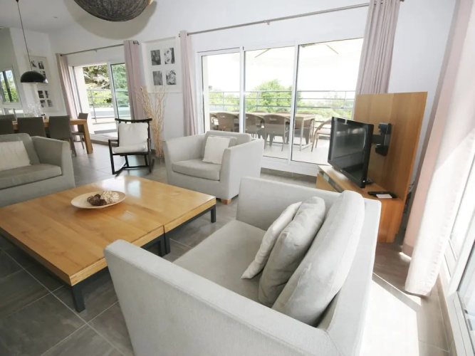 Beautiful Modern Villa With Pool, Jacuzzi and a Luxury Kitchen Island