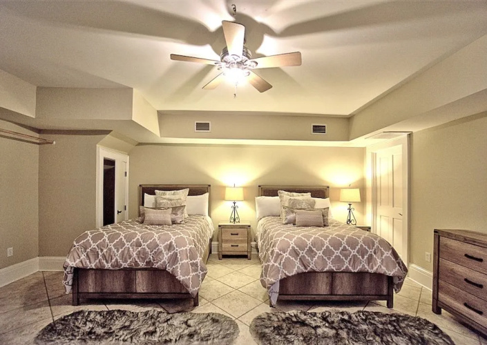 Comfy Carriage House Steps from the River