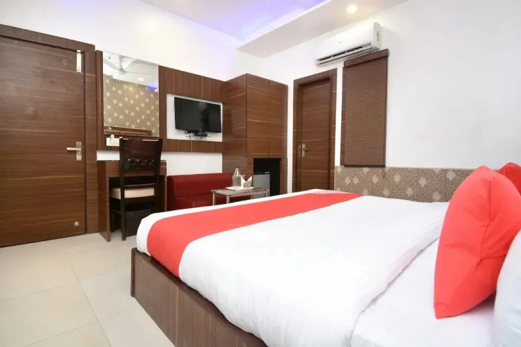 FabHotel Platinum Inn & Suites